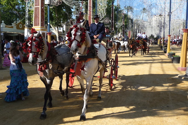 Prachtig versierde paarden met paardenkoetsen tijdens de Feria del Caballo in Jerez