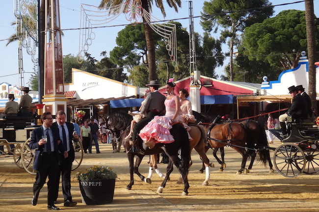 Paraderen met en op paarden tijdens de Feria del Caballo in Jerez de la Frontera