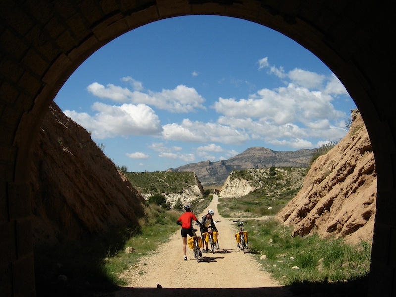 Fietsen over een Vía Verde in de provincie Alicante