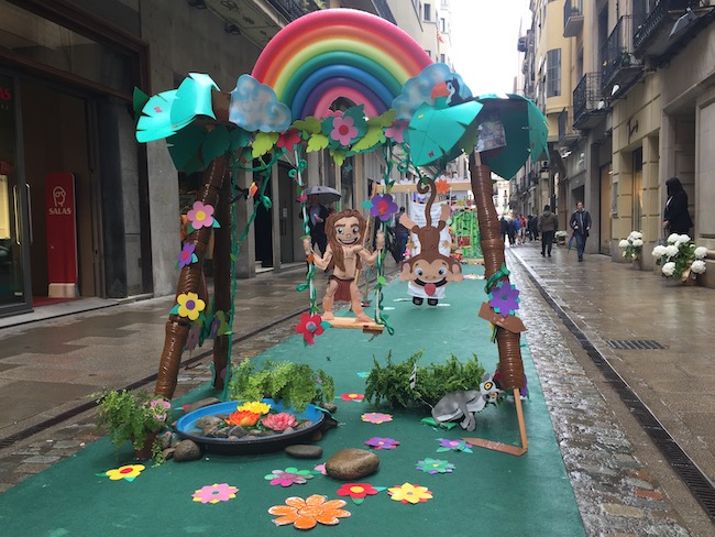 Versierde schommel in carrer Nou tijdens Girona Temps de Flors 2019
