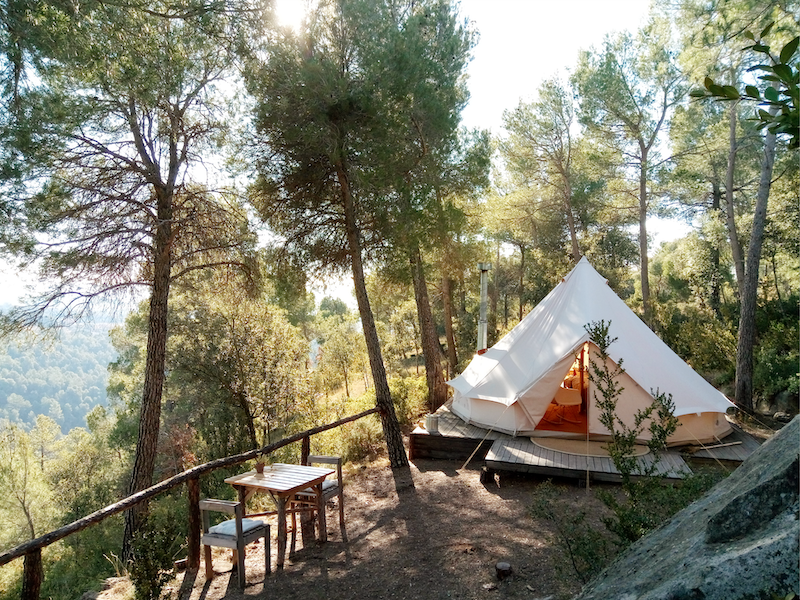 Bij Forest Days Glamping kun je romantisch en luxe kamperen midden in de natuur