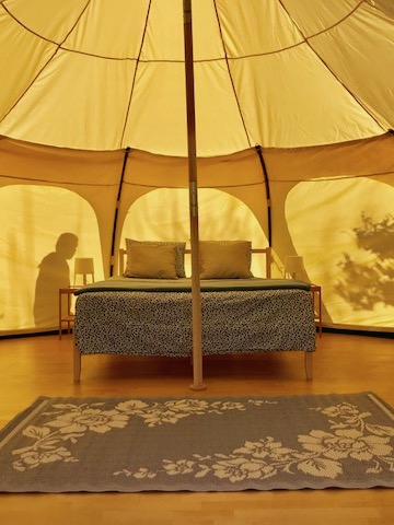 De binnenkant van een van de Belle Lotus tenten van glamping La Nogala in Andalusië