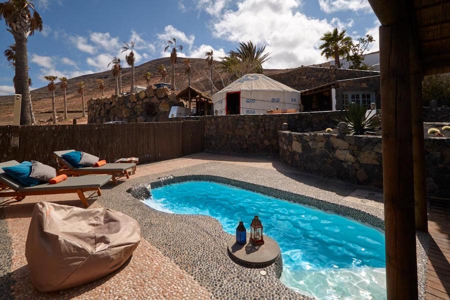 Eigen zwembad bij glampingtent Palacio Yurt (Lanzarote)