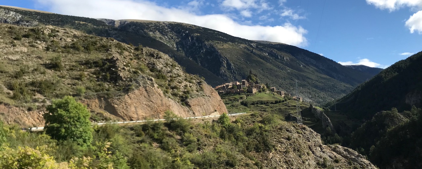 Idyllisch berggehucht in natuurpark Cadí-Moixeró (Catalonië)