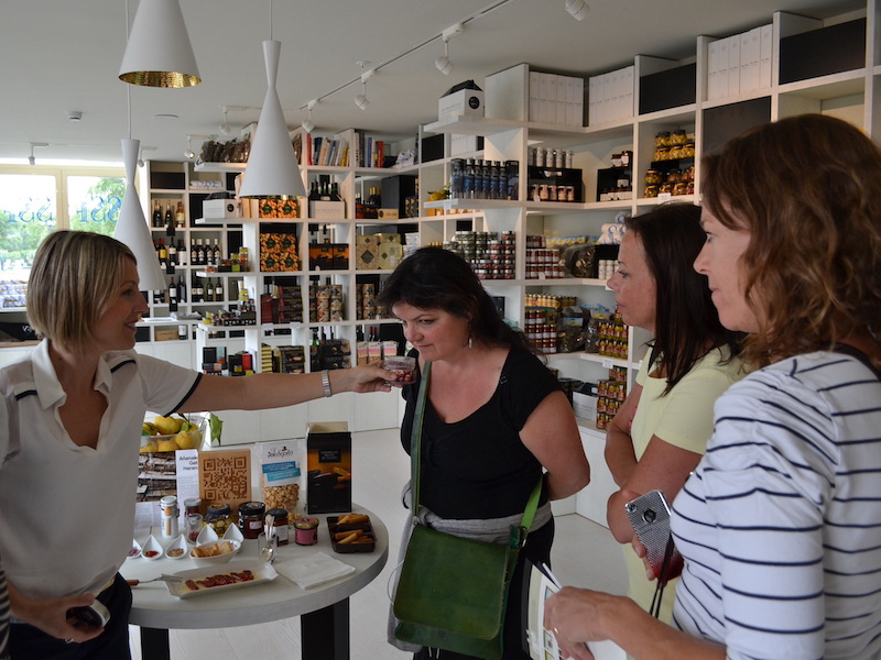 Delicatesse producten proeven in de gourmetshop in het luxe Maria Cristina hotel in San Sebastian