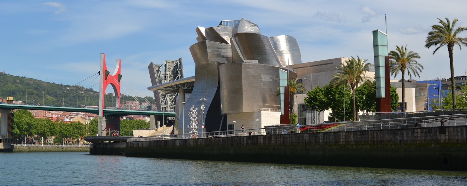 Het Güggenheim museum vanaf het water bij een stedentrip Bilbao