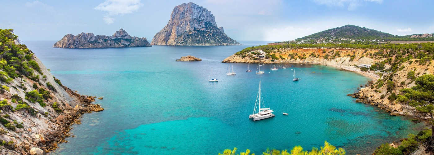 Een idyllische baai op Ibiza (Balearen) met hemelsblauw water
