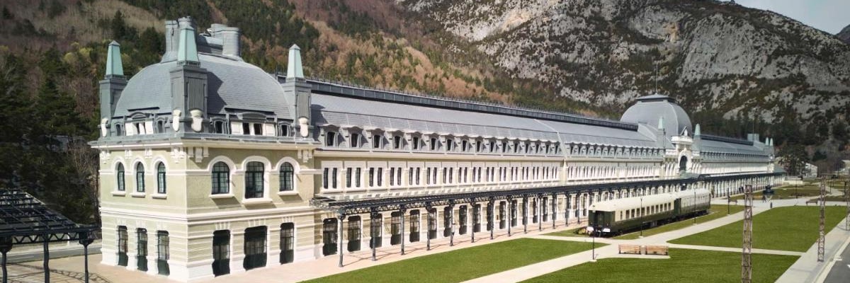 Imposante luxe hotel Canfranc Estación in de Spaanse Pyreneeën