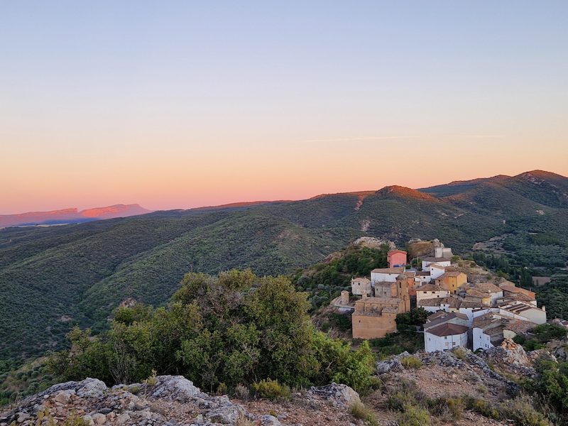 Op rotspunt gelegen bergdorp Juseú in de Ribagorza, aan de voet van de Spaanse Pyreneeën