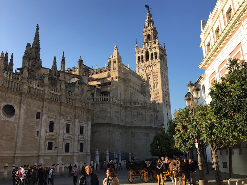 De immense kathedraal van Sevilla met Moorse klokkentoren