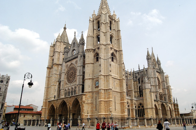 De imposante kathedraal van León stad (Castillië en Leon)