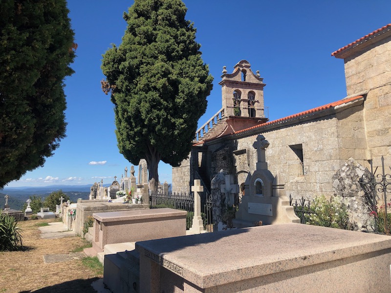 Kerkhof in Castro Caldelas (Ribeira Sacra del Sil, Galicië)