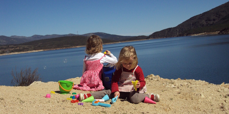 Kinderen spelen aan het bergmeer bij El Berrueco (Madrid)