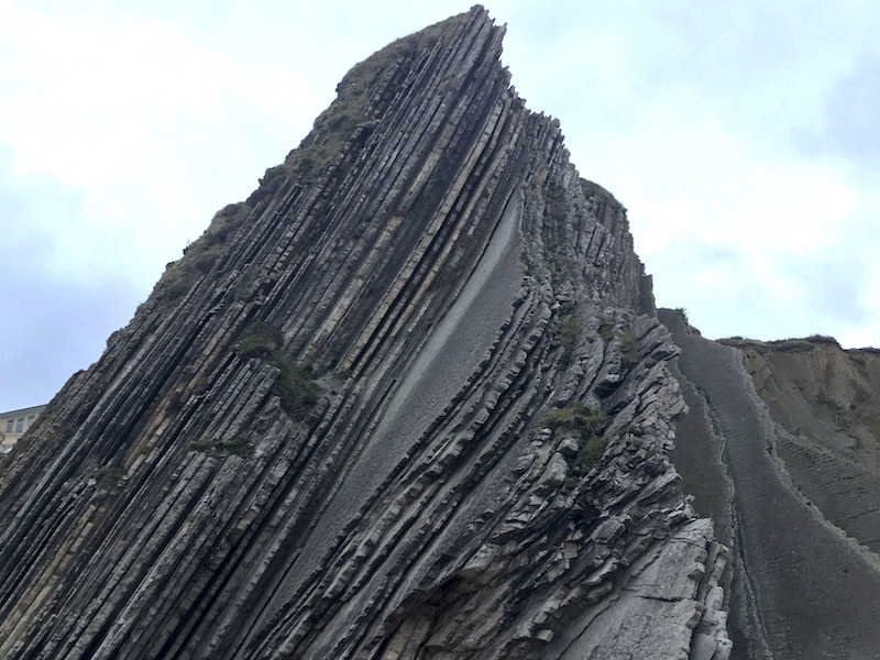 Sterk gelaagde klif in het Flysch Geopark in Baskenland