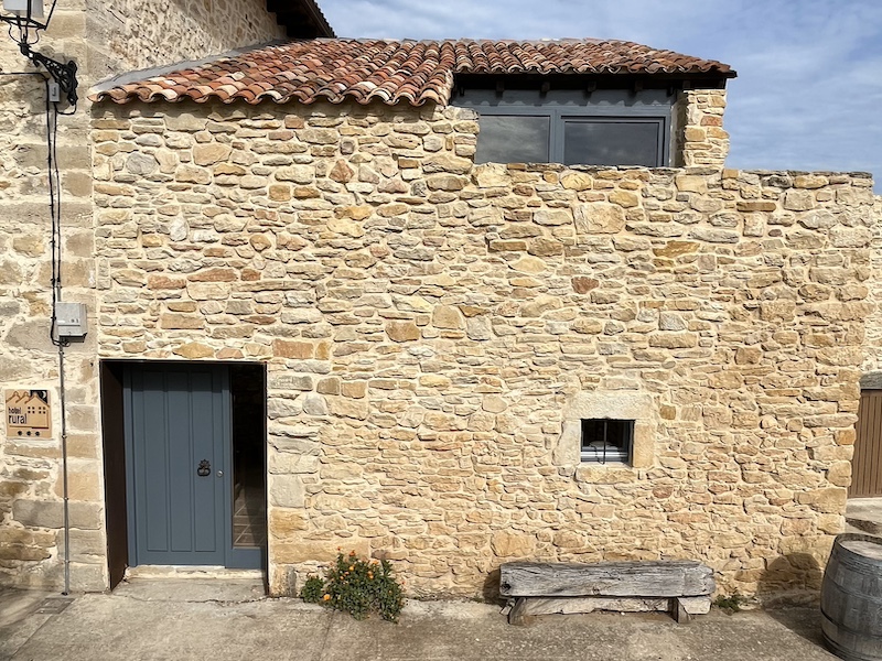 Ingang naar vakantiehuis van Casa la Sonrisa in Merindades streek (Noord-Spanje)