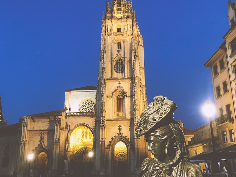 La Regenta met op achtergrond kathedraal van Oviedo