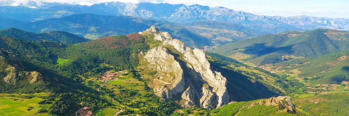 Liebana gebied aan de voet van Picos de Europa (Cantabrië, Noord-Spanje)