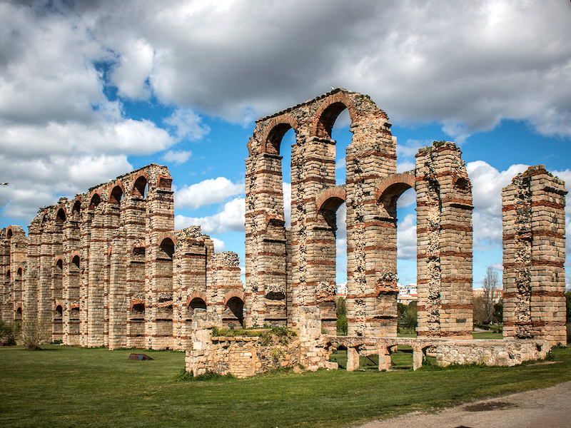Het Romeinse aquaduct Los Milagros in Werelderfgoed stad Mérida