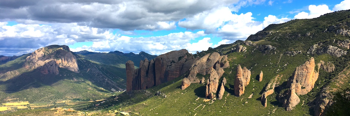 Verticale rotsformaties van Mallos de Riglos in Aragon (Noordoost-Spanje)