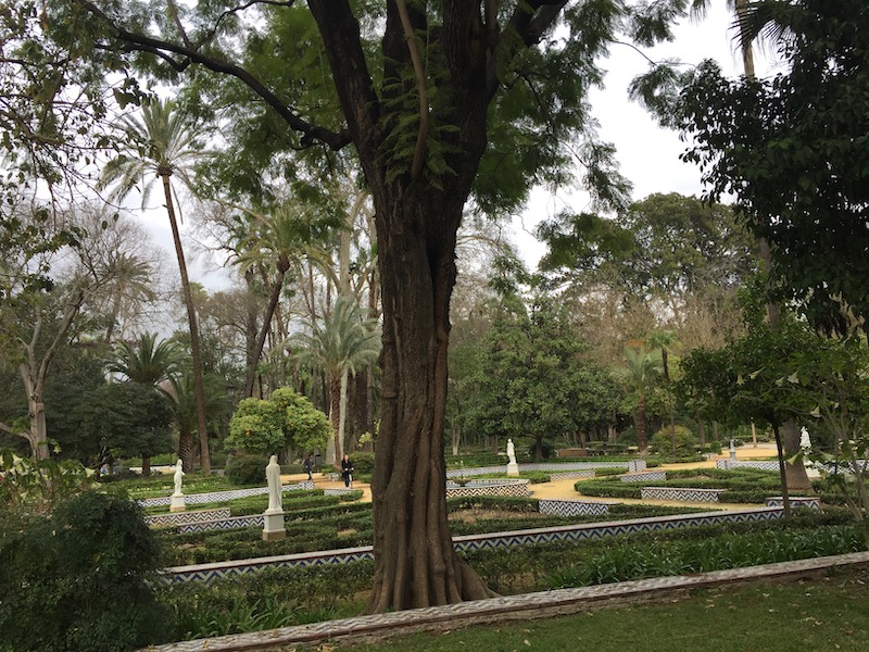 Een van de gezellige tuinen in het Maria Luisa park van Sevilla