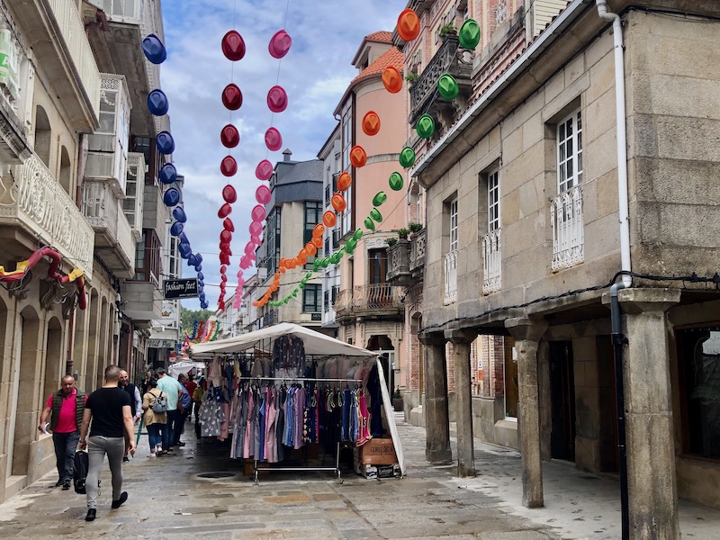 Wekelijkse markt in oude binnenstad Caldas de Reis (Galicië)