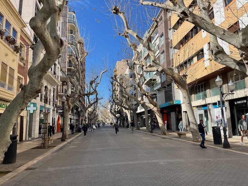 Bekendste winkelstraat in Dénia voordat de winkels open gaan...