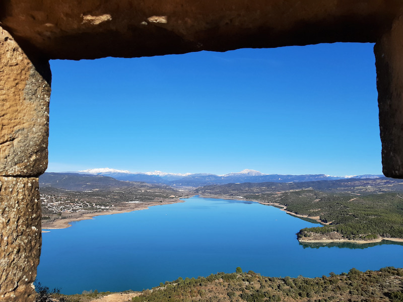 Uitzicht over het stuwmeer van Barasona in de Ribagorza in het zuiden van Aragón