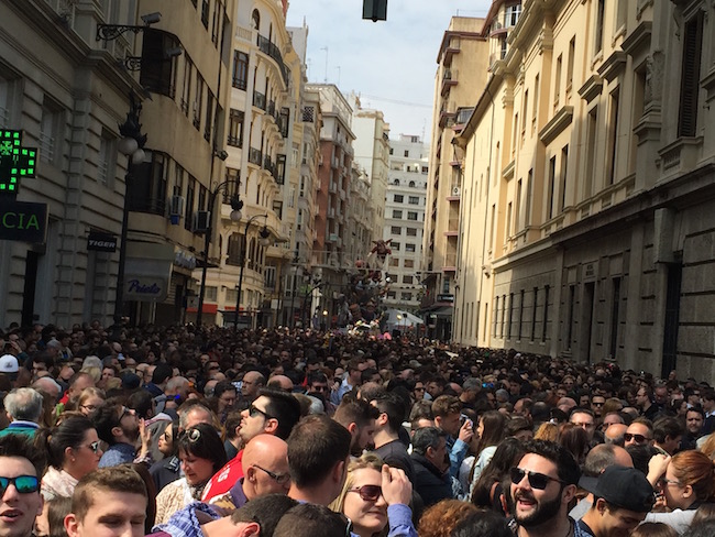 Een gigantische mensenmenigte wacht op het begin van de Mascletà tijdens de Fallas feesten in Valencia