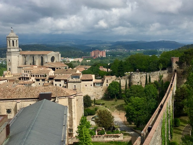 Middeleeuwse stadsomwalling van Girona, met stukje Romeinse stadsmuur