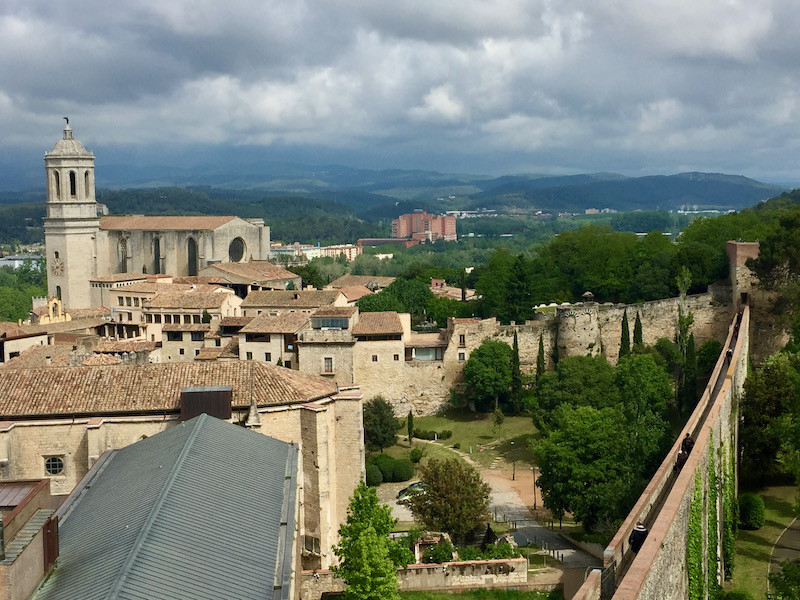 De Middeleeuwse muur rond de stad Girona