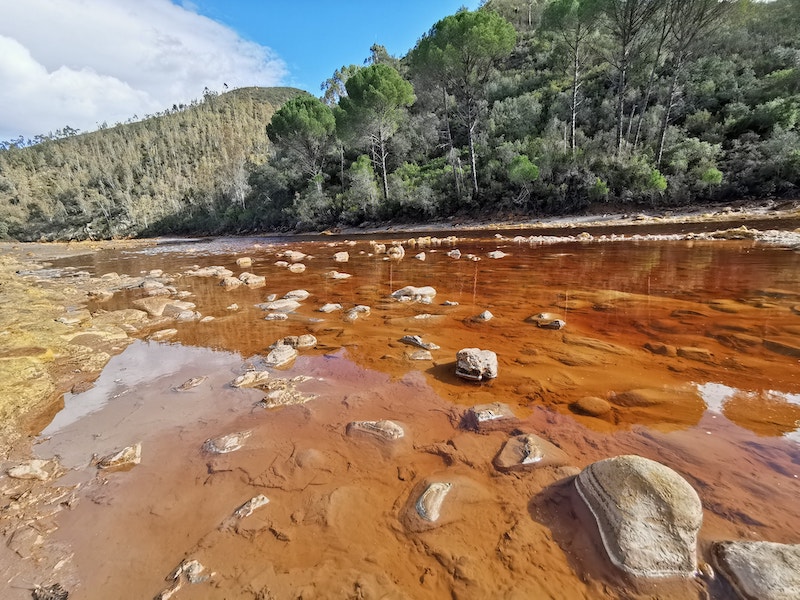 Het water van de Tinto rivier in de provincie Huelva heeft een rode, koperen kleur