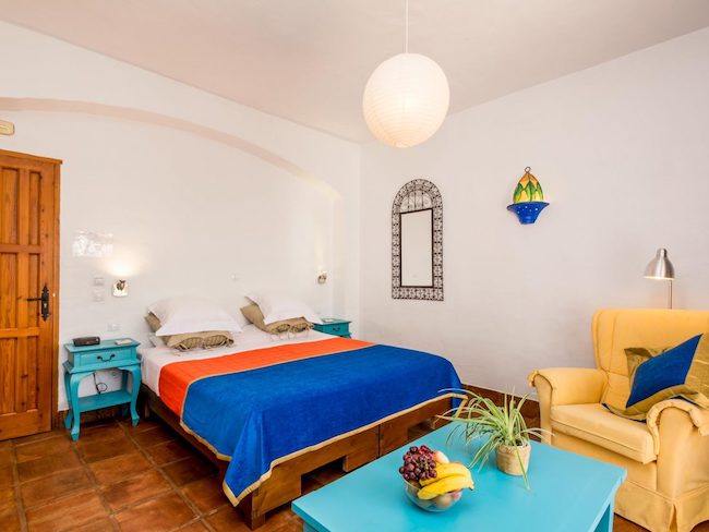 Slaapkamer van kleine charmehotel Los Castaños in wit bergdorp Cartajima (Málaga, Andalusië)