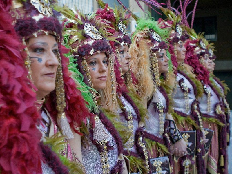 Prachtige kostuums tijdens Moros y Cristianos feesten in Alicante