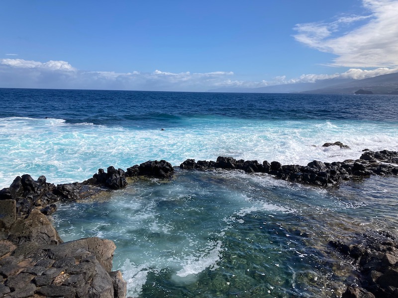 Een door opgedroogde lava gevormd natuurlijk zwembad op Canarisch eiland Tenerife