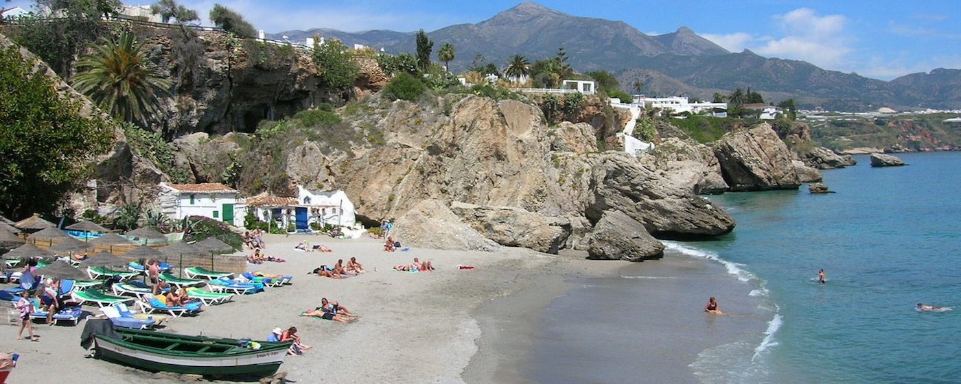 Gezellig klein strand naast Balcon de Europa in Nerja (Costa del Sol)