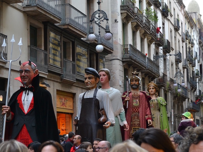 Optocht met reuzen in de straten van Barcelona tijdens de Feesten van Santa Eulalia