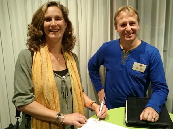 Patrick en Ria tekenen de samenwerkingsovereenkomst voor Spanje voor Jou