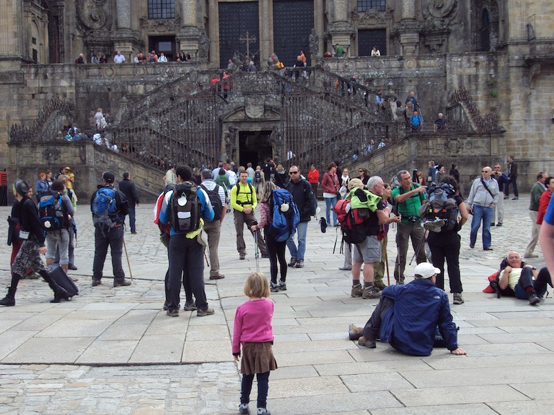 Pelgrims die aangekomen zijn in Santiago de Compostela (Noord-Spanje)