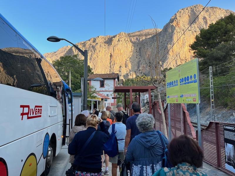 De pendelbus tussen begin- en eindpunt van de Caminito del Rey wandelroute in Andalusië