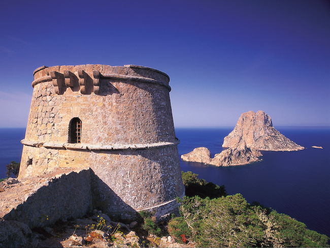 De Piratentoren (Torre del Pirata) - de hoogste verdedigingstoren van het Spaanse eiland Ibiza