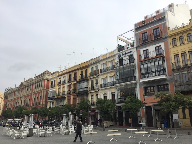Gezellige terrasjes op Plaza de San Francisco in Sevilla