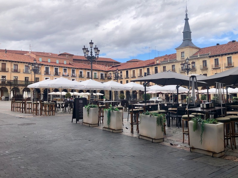 De gezellige Plaza Mayor in Leon (Spanje)