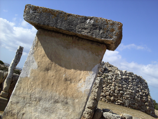Een prehistorische Taule steen op Menorca (Balearen)