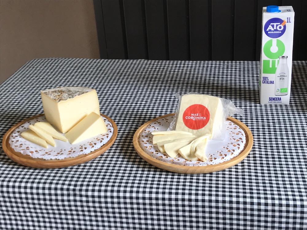 Ecologische melk en kaas van Mas Coromina (Olot, Garrotxa, Catalonië)
