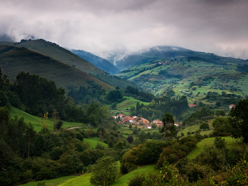 Bergdorp in  het glooiende groene berglandschap van Cantabrië