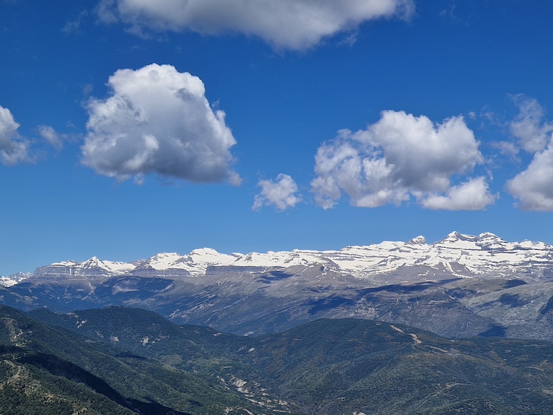 Uitzicht op besneeuwde bergtoppen Spaanse Pyreneeën bij wandelreis van Recargo
