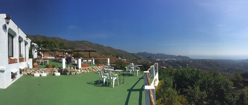 Een heerlijk terras met schitterend uitzicht bij restaurant La Venta de Frigiliana in Andalusië