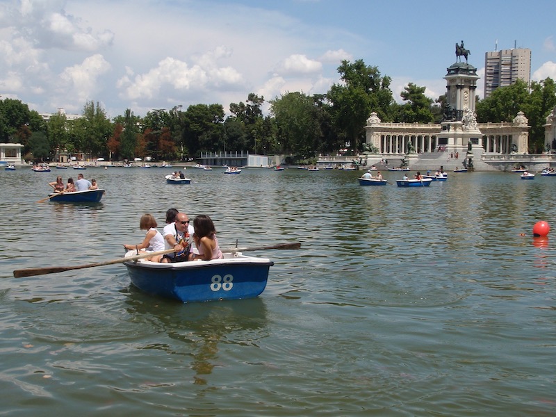 Samen met je kinderen roeien in het Retiro park in Madrid