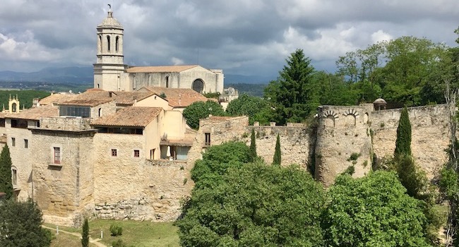 Romeinse stadsmuur in oude binnenstad Girona (Catalonië)