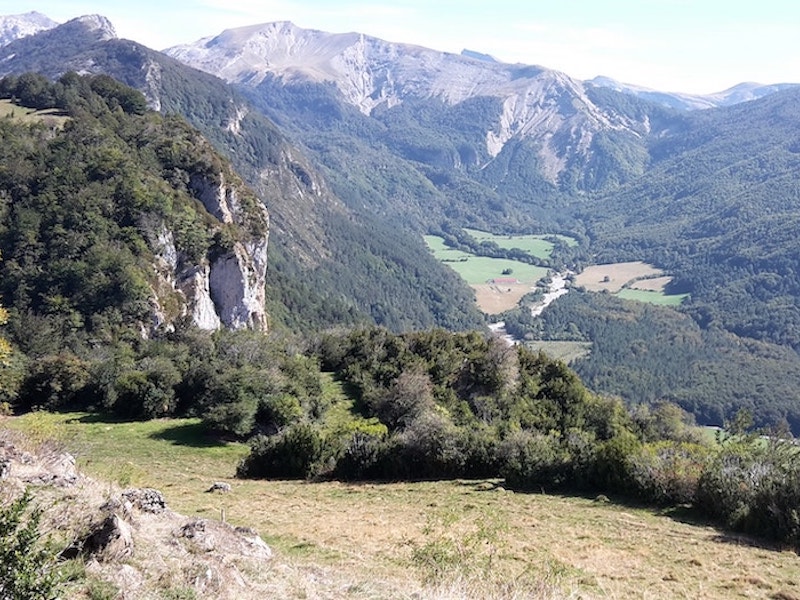 Een gevarieerd natuurlijk landschap in de Roncal Vallei in het noorden van Spanje